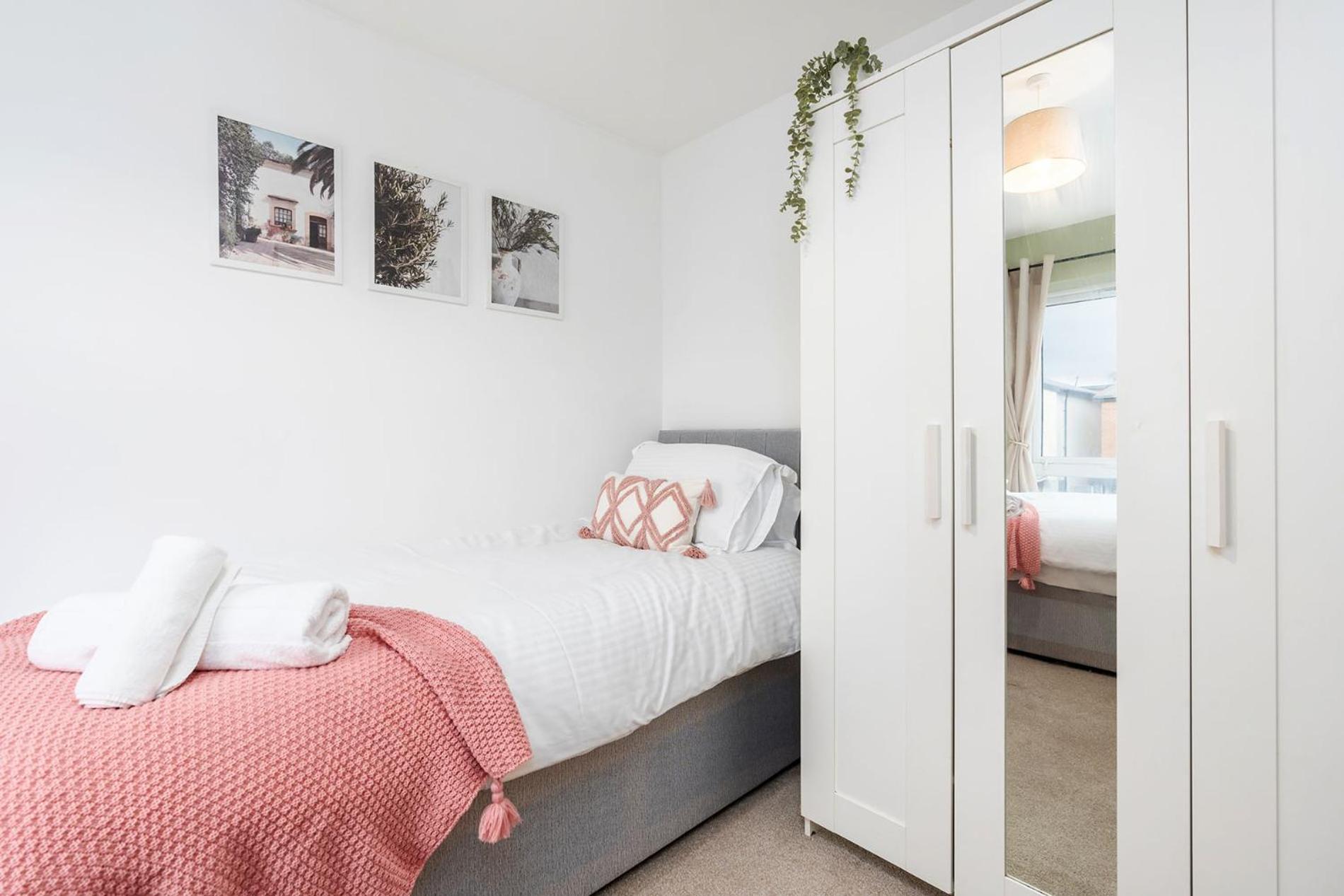 6 Guests - 3 Bedrooms - Free Wi-Fi - Manchester Exterior photo